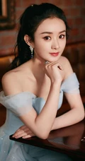 赵丽颖气质图片，着淡蓝露肩V领礼服长裙，气质优雅，大方动人
