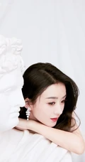 赵丽颖气质图片，着淡蓝露肩V领礼服长裙，气质优雅，大方动人