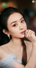 赵丽颖气质图片，着淡蓝露肩V领礼服长裙，气质优雅，大方动人