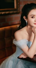 赵丽颖气质图片，着淡蓝露肩V领礼服长裙，气质优雅，大方动人