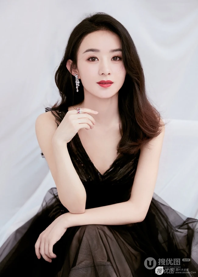 赵丽颖气质图片，着淡蓝露肩V领礼服长裙，气质优雅，大方动人