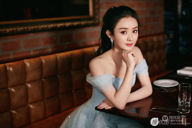 赵丽颖气质图片，着淡蓝露肩V领礼服长裙，气质优雅，大方动人