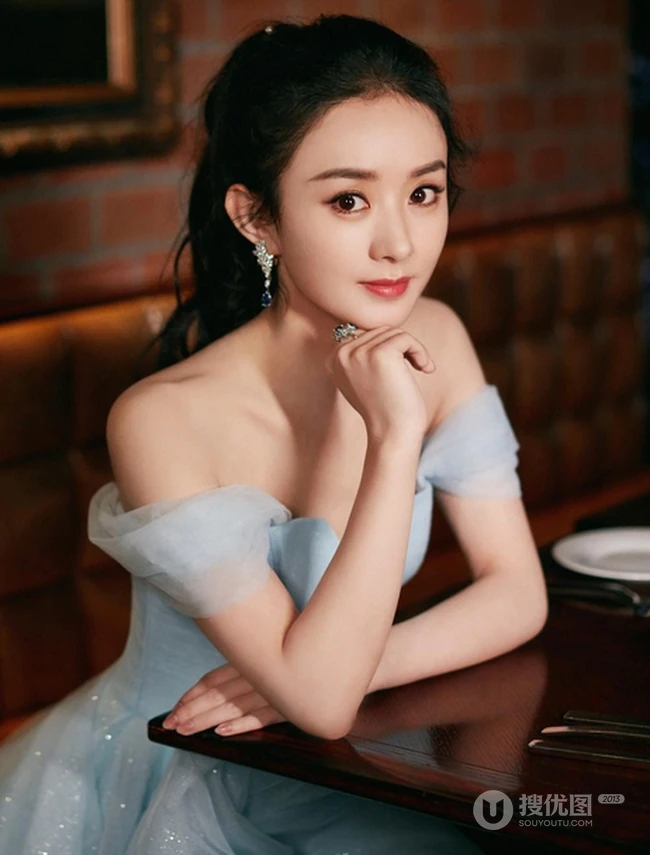 赵丽颖气质图片，着淡蓝露肩V领礼服长裙，气质优雅，大方动人