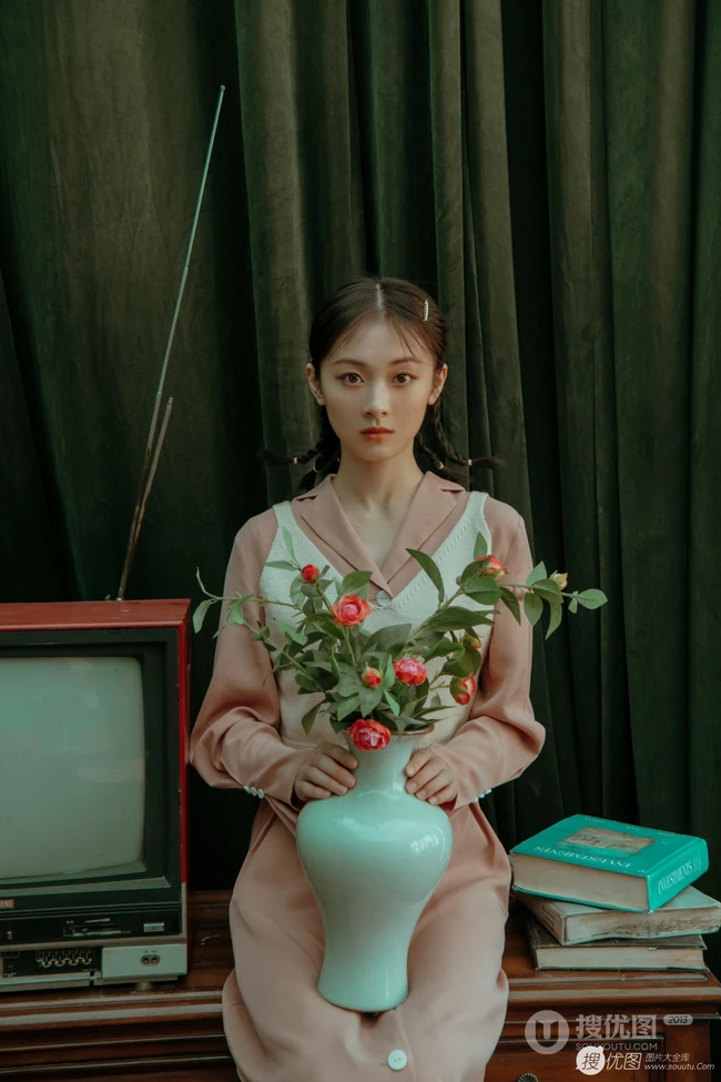 邵芸青涩复古写真图片