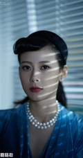 赵昭仪复古造型优雅，着蓝色系上衣长裙，宛如昔日时尚名媛