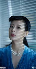 赵昭仪复古造型优雅，着蓝色系上衣长裙，宛如昔日时尚名媛
