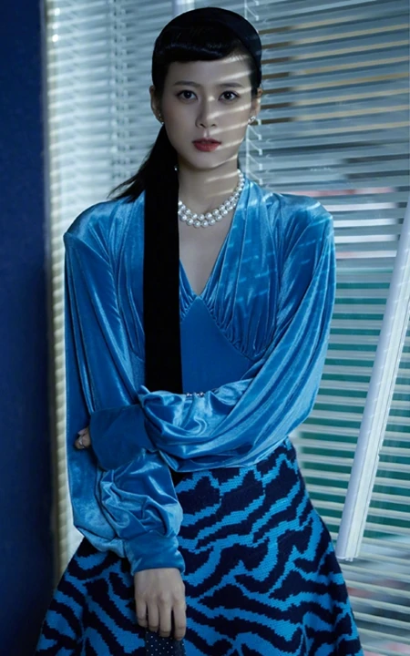 赵昭仪复古造型优雅，着蓝色系上衣长裙，宛如昔日时尚名媛