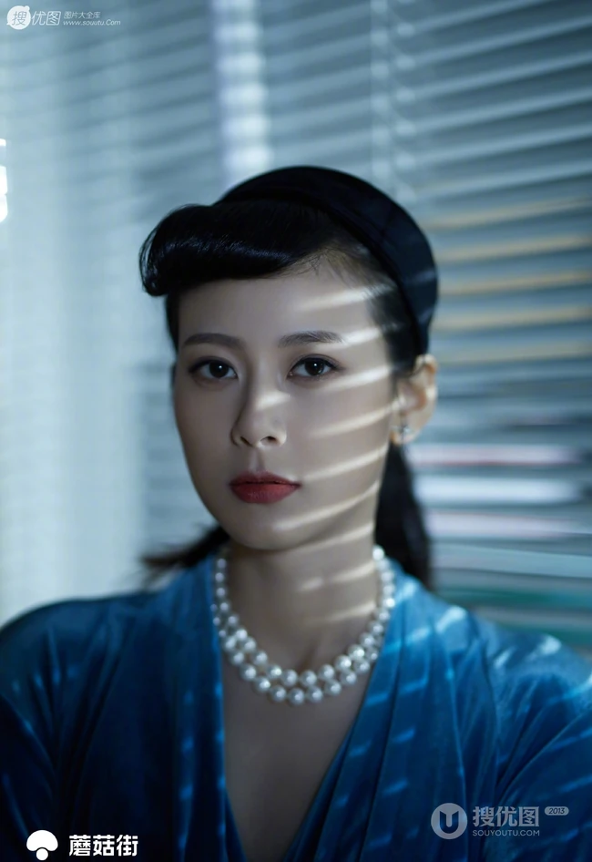 赵昭仪复古造型优雅，着蓝色系上衣长裙，宛如昔日时尚名媛
