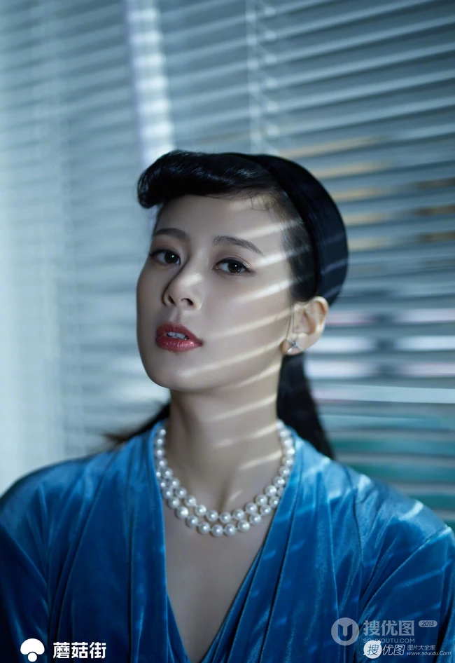 赵昭仪复古造型优雅，着蓝色系上衣长裙，宛如昔日时尚名媛