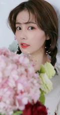 白鹿化身甜甜花季少女，手捧花束，绑双麻花辫，青风景彩照人
