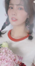 白鹿化身甜甜花季少女，手捧花束，绑双麻花辫，青风景彩照人