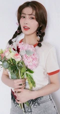 白鹿化身甜甜花季少女，手捧花束，绑双麻花辫，青风景彩照人