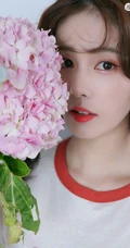 白鹿化身甜甜花季少女，手捧花束，绑双麻花辫，青风景彩照人