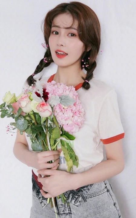 白鹿化身甜甜花季少女，手捧花束，绑双麻花辫，青风景彩照人