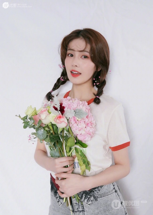 白鹿化身甜甜花季少女，手捧花束，绑双麻花辫，青风景彩照人