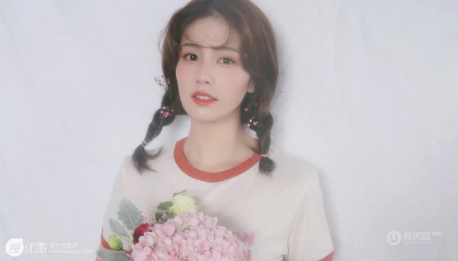 白鹿化身甜甜花季少女，手捧花束，绑双麻花辫，青风景彩照人