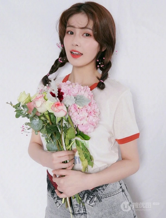 白鹿化身甜甜花季少女，手捧花束，绑双麻花辫，青风景彩照人