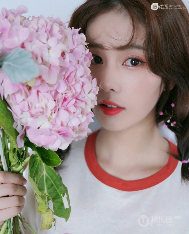 白鹿化身甜甜花季少女，手捧花束，绑双麻花辫，青风景彩照人