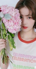 白鹿化身甜甜花季少女，手捧花束，绑双麻花辫，青风景彩照人