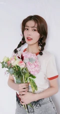 白鹿化身甜甜花季少女，手捧花束，绑双麻花辫，青风景彩照人