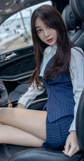 西餐厅的服务生吗？娇小女生小九月制服短裙袜装车内写真图集