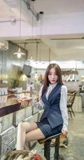 西餐厅的服务生吗？娇小女生小九月制服短裙袜装车内写真图集