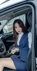 西餐厅的服务生吗？娇小女生小九月制服短裙袜装车内写真图集