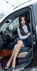 西餐厅的服务生吗？娇小女生小九月制服短裙袜装车内写真图集