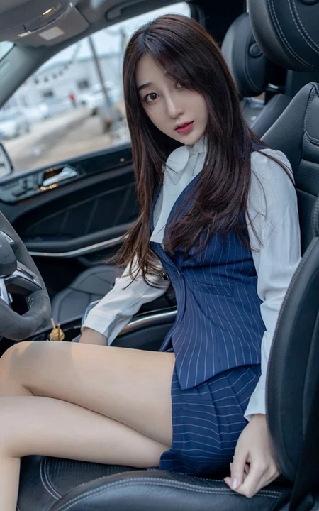 西餐厅的服务生吗？娇小女生小九月制服短裙袜装车内写真图集