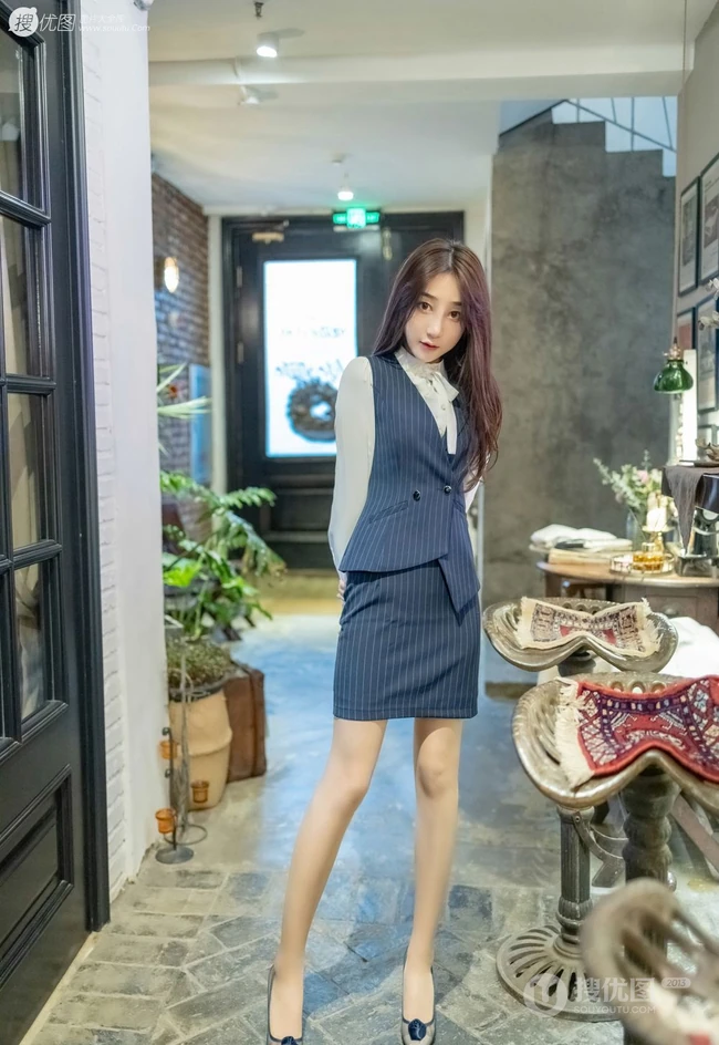 西餐厅的服务生吗？娇小女生小九月制服短裙袜装车内写真图集