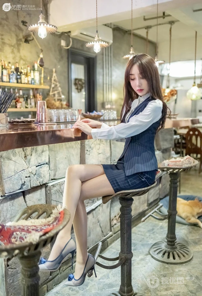 西餐厅的服务生吗？娇小女生小九月制服短裙袜装车内写真图集