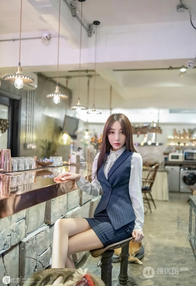 西餐厅的服务生吗？娇小女生小九月制服短裙袜装车内写真图集
