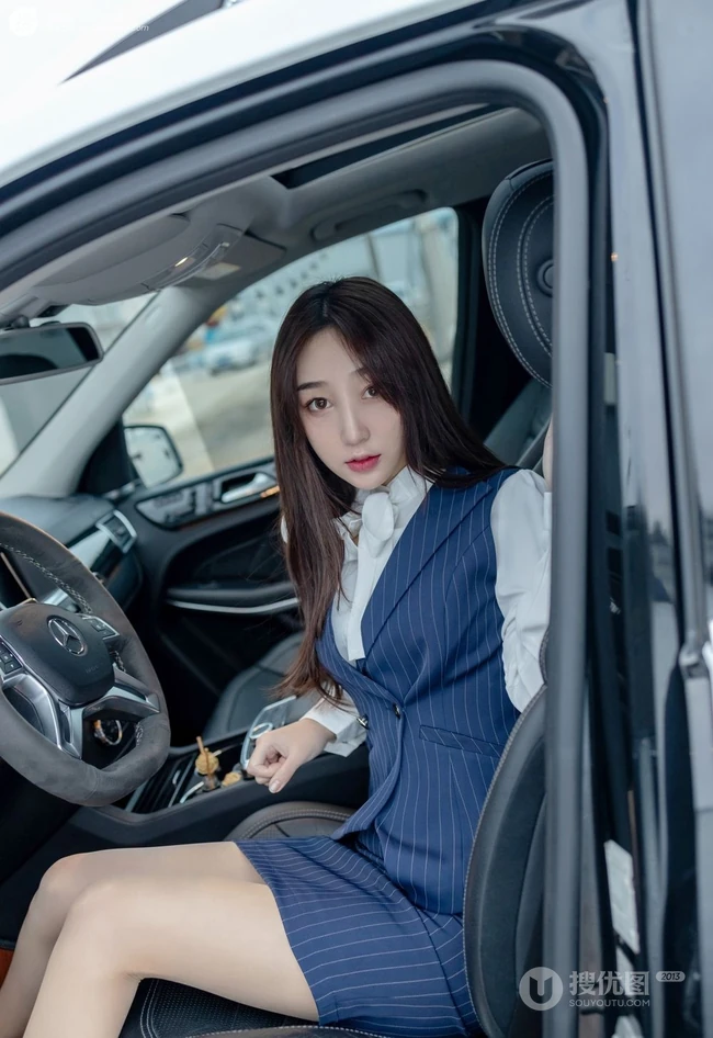 西餐厅的服务生吗？娇小女生小九月制服短裙袜装车内写真图集