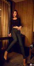 90后精选嫩模陈小喵气质紧身拉链牛仔裤娇柔室内写真图片