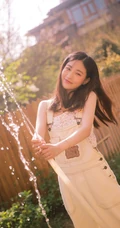 笑容很有感染力，娇嫩青涩肩带连体牛仔裤少女后花园清凉写真