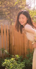 笑容很有感染力，娇嫩青涩肩带连体牛仔裤少女后花园清凉写真