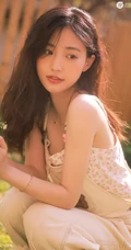 笑容很有感染力，娇嫩青涩肩带连体牛仔裤少女后花园清凉写真