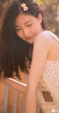 笑容很有感染力，娇嫩青涩肩带连体牛仔裤少女后花园清凉写真