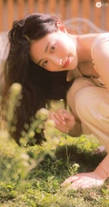 笑容很有感染力，娇嫩青涩肩带连体牛仔裤少女后花园清凉写真