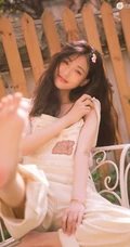 笑容很有感染力，娇嫩青涩肩带连体牛仔裤少女后花园清凉写真