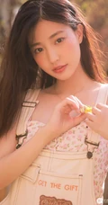 笑容很有感染力，娇嫩青涩肩带连体牛仔裤少女后花园清凉写真