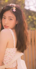 笑容很有感染力，娇嫩青涩肩带连体牛仔裤少女后花园清凉写真