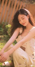 笑容很有感染力，娇嫩青涩肩带连体牛仔裤少女后花园清凉写真