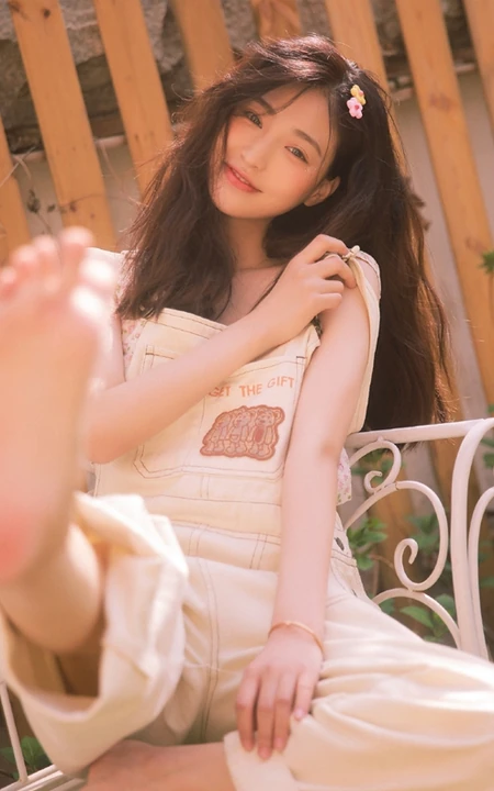 笑容很有感染力，娇嫩青涩肩带连体牛仔裤少女后花园清凉写真