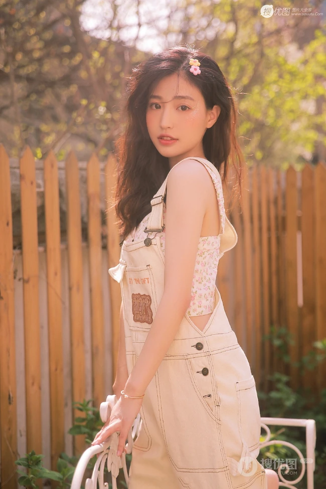 笑容很有感染力，娇嫩青涩肩带连体牛仔裤少女后花园清凉写真