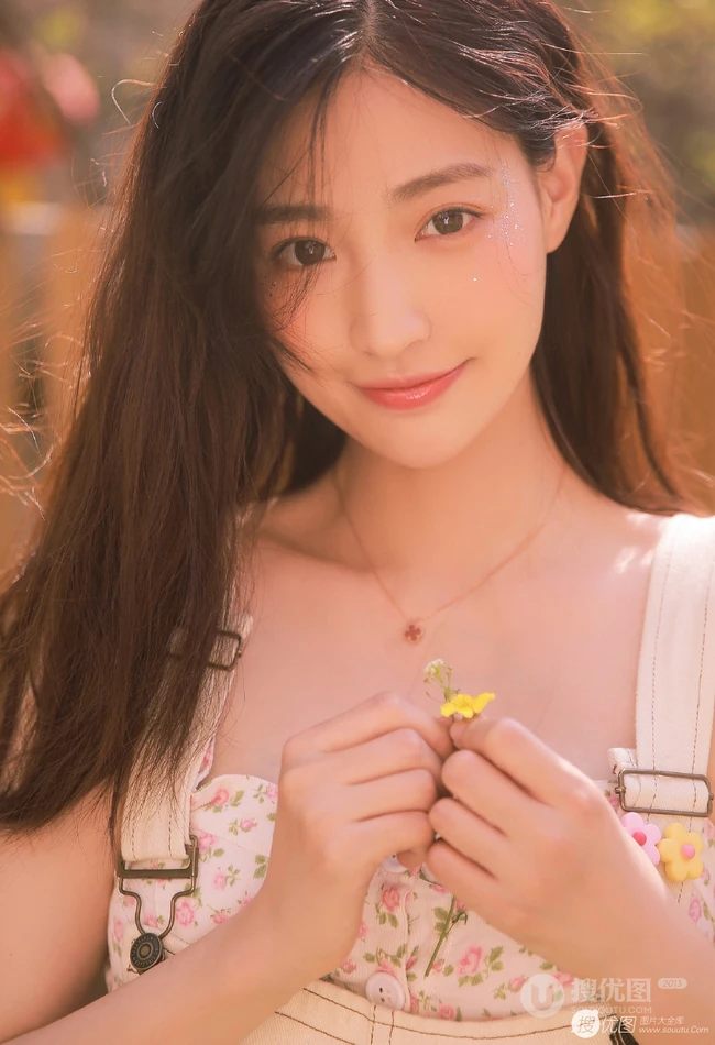 笑容很有感染力，娇嫩青涩肩带连体牛仔裤少女后花园清凉写真