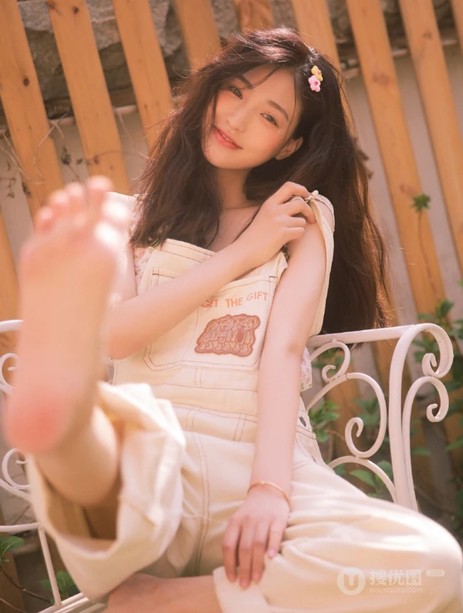 笑容很有感染力，娇嫩青涩肩带连体牛仔裤少女后花园清凉写真