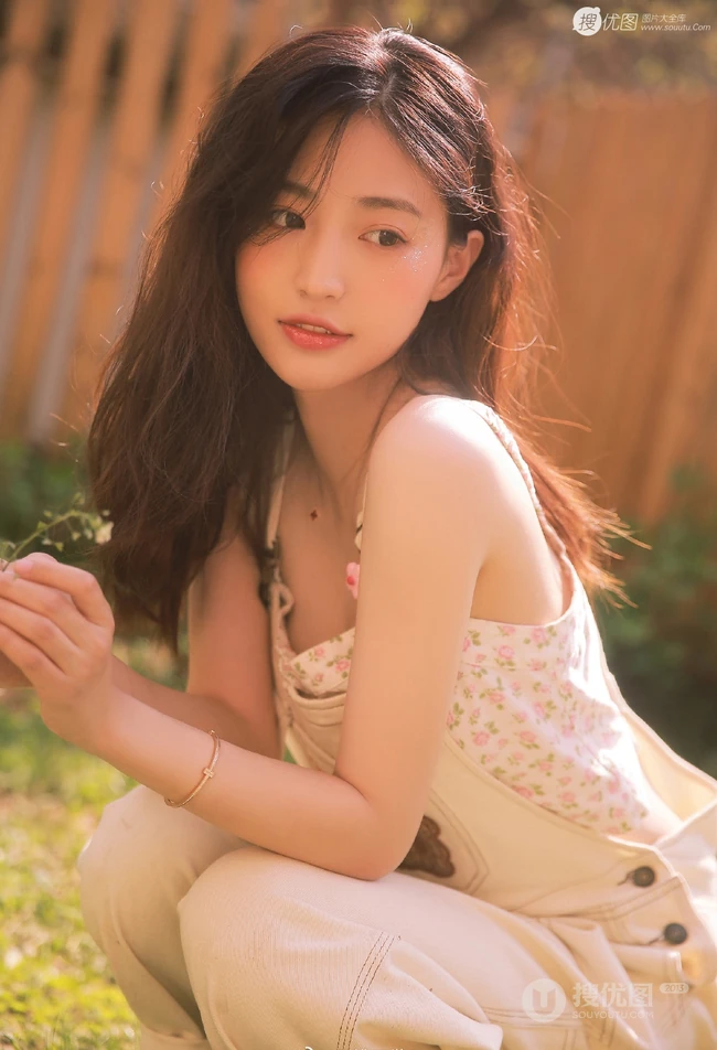笑容很有感染力，娇嫩青涩肩带连体牛仔裤少女后花园清凉写真