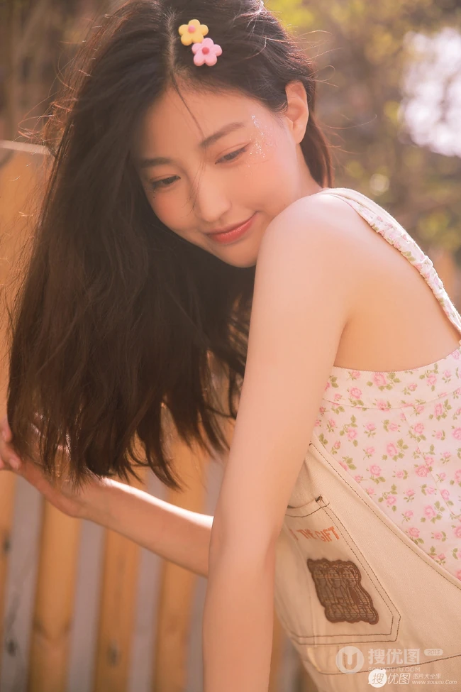 笑容很有感染力，娇嫩青涩肩带连体牛仔裤少女后花园清凉写真