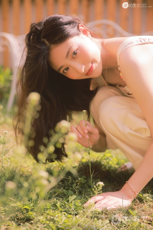 笑容很有感染力，娇嫩青涩肩带连体牛仔裤少女后花园清凉写真